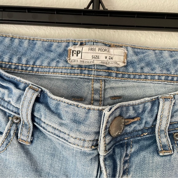 Free People Size 24 Jeans Low Waist Light Wash Frayed Hem - Picture 10 of 11
